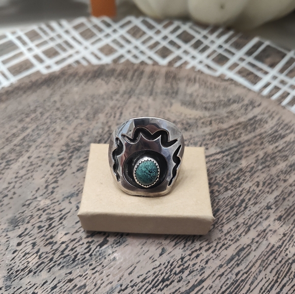💞 Vintage Turquoise and 925 Silver Native American Conversation Ring, Unisex, 8 - Picture 8 of 9